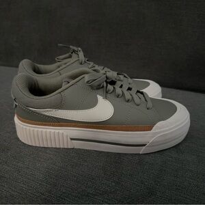 Nike Court Legacy Lift
Women's size 7 Flax/Light Army/Sail New no box or tags